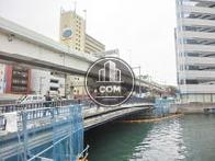 ビル手前は首都高速と橋