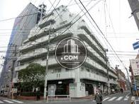 敷地の角地には植え込みが設備されています