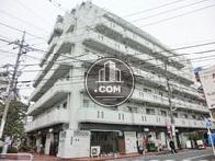 ホワイトで覆われたマンションタイプの建物です
