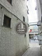 建物に隣接する路地からの眺め。
