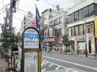 前面道路にはバスも走ります。