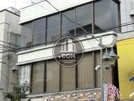 6連で並ぶガラス窓。