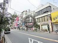 駅前通り商店街入口が見えます。