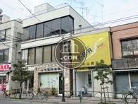 窓面がワイドに広い建物。