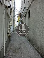 路地から奥へ進むと公園がございます。
