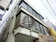 窓を照らすスポットライトが配置されています。