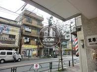 商店街前の信号が見えます。