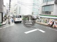 玄関から通りを見た様子