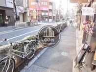 植栽のある前面歩道