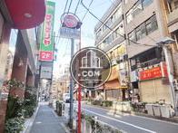 様々な店舗が建ち並ぶ環境