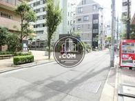 見通しの良い玄関前の歩道