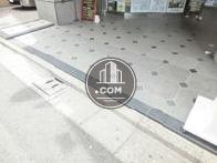 通りからフラットな床面で連結されています