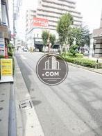 玄関前の通り