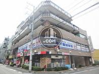 角地に確認出来る為圧迫感の無い建物