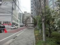 すぐ先の大通りは、目黒通り（権之助坂）です