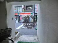 玄関正面の風景です