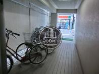 玄関入ると自転車置き場があります