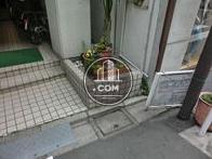 入口に花壇があります