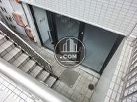 地階玄関口前の様子