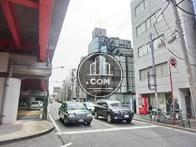 車通りの活発な通り