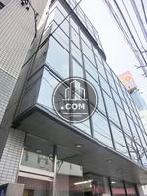 正面口前から見上げた様子