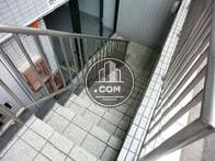 地階フロアへの連絡口