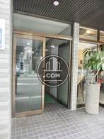 ガラスドアの正面エントランス