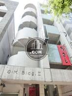 玄関前から見上げた外装