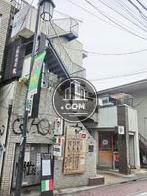 1階は横縞、2階は縦縞の壁面です