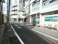 隣接する背面通りからの様子