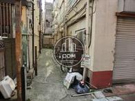 隣の建物との間です