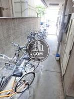 駐輪場を兼ねた共有エリア