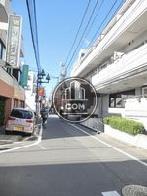 人々が行き来するメイン通り