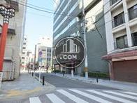 隣接する側道奥からの景観