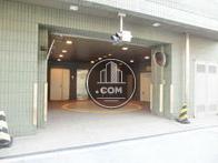 隣接する脇道側に用意された機械式駐車場