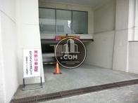 奥に駐車場が広がっています