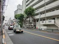 人や車の流れがあります