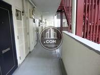 各部屋のドアが並んでいます