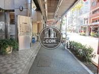 前面はアーケードです
