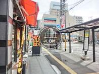目の前に駅前バス乗り場が展開