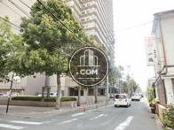 隣接する側道奥からの眺め