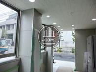 ガラス壁の明るい空間
