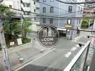 階段踊り場から十字路の様子