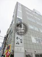 壁面両サイドにテナントサインがございます