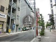 車通りの少ない正面側通り
