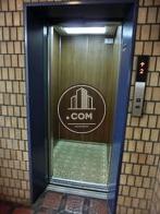 木目調のエレベーター内