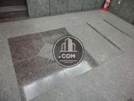 エレベーター前の床には築年数をあしらっています