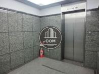 広めのエレベーター9人乗りです