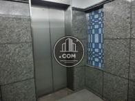 横にはお洒落なステンドガラスが