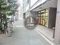 人通りはそれほどありません